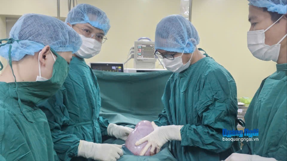 Phẫu thuật thành công khối u buồng trứng nặng 5,5kg