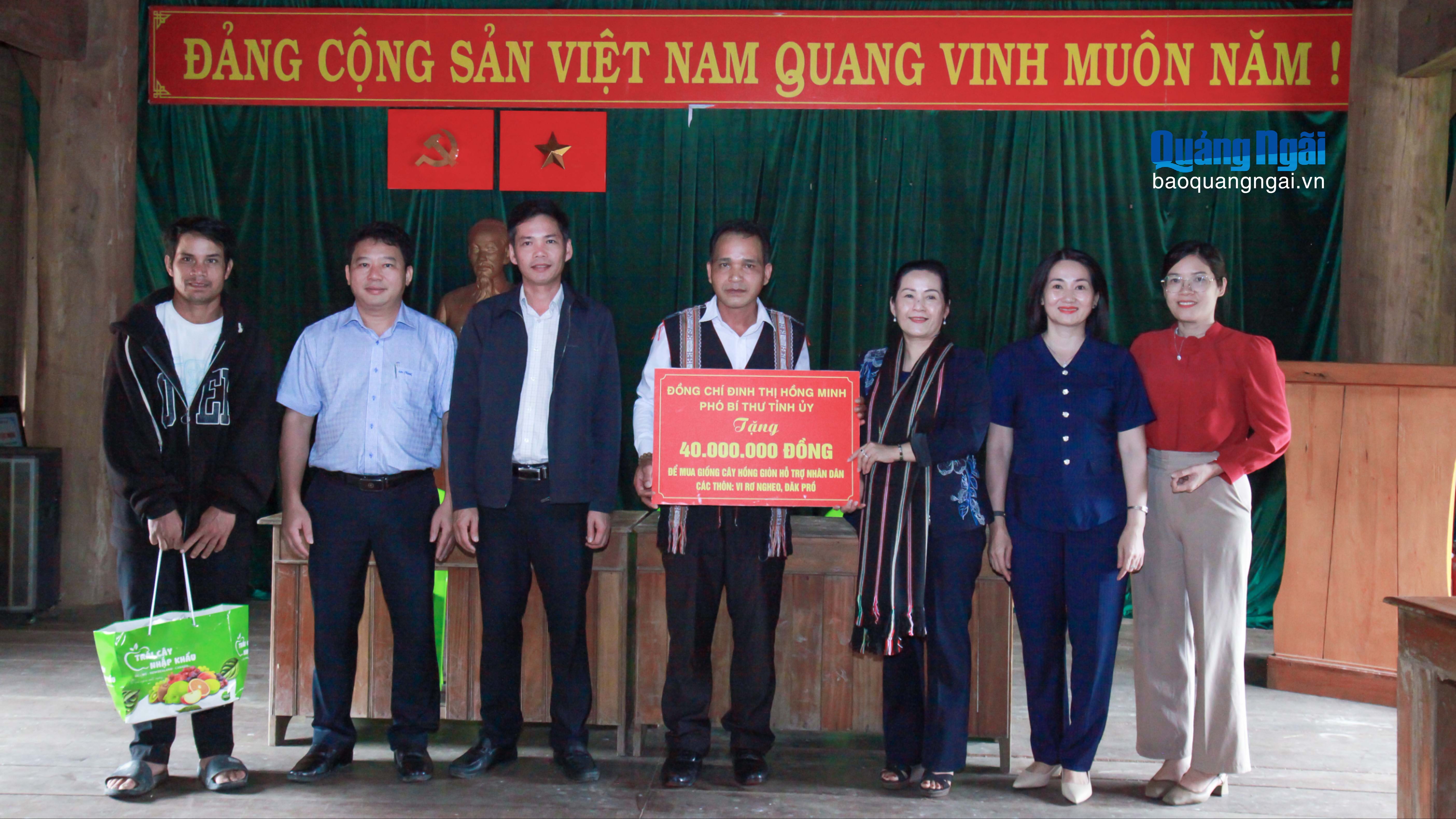 Phó Bí thư Tỉnh ủy Đinh Thị Hồng Minh thăm, tặng quà thôn Vi Rơ Ngheo