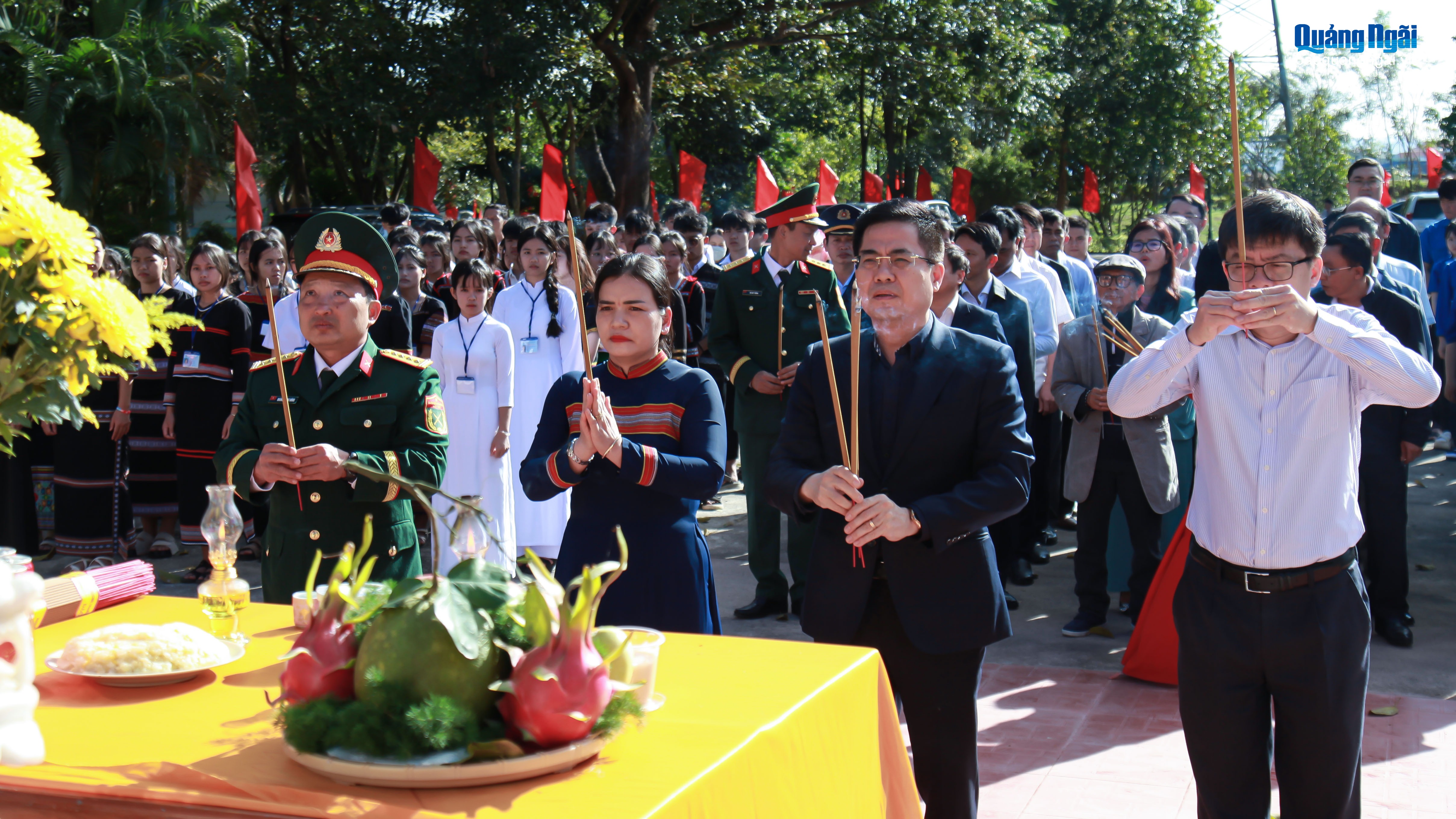 Chủ tịch UBND tỉnh Nguyễn Hoàng Giang dâng hương tại Di tích Nhà Ngục Kon Tum