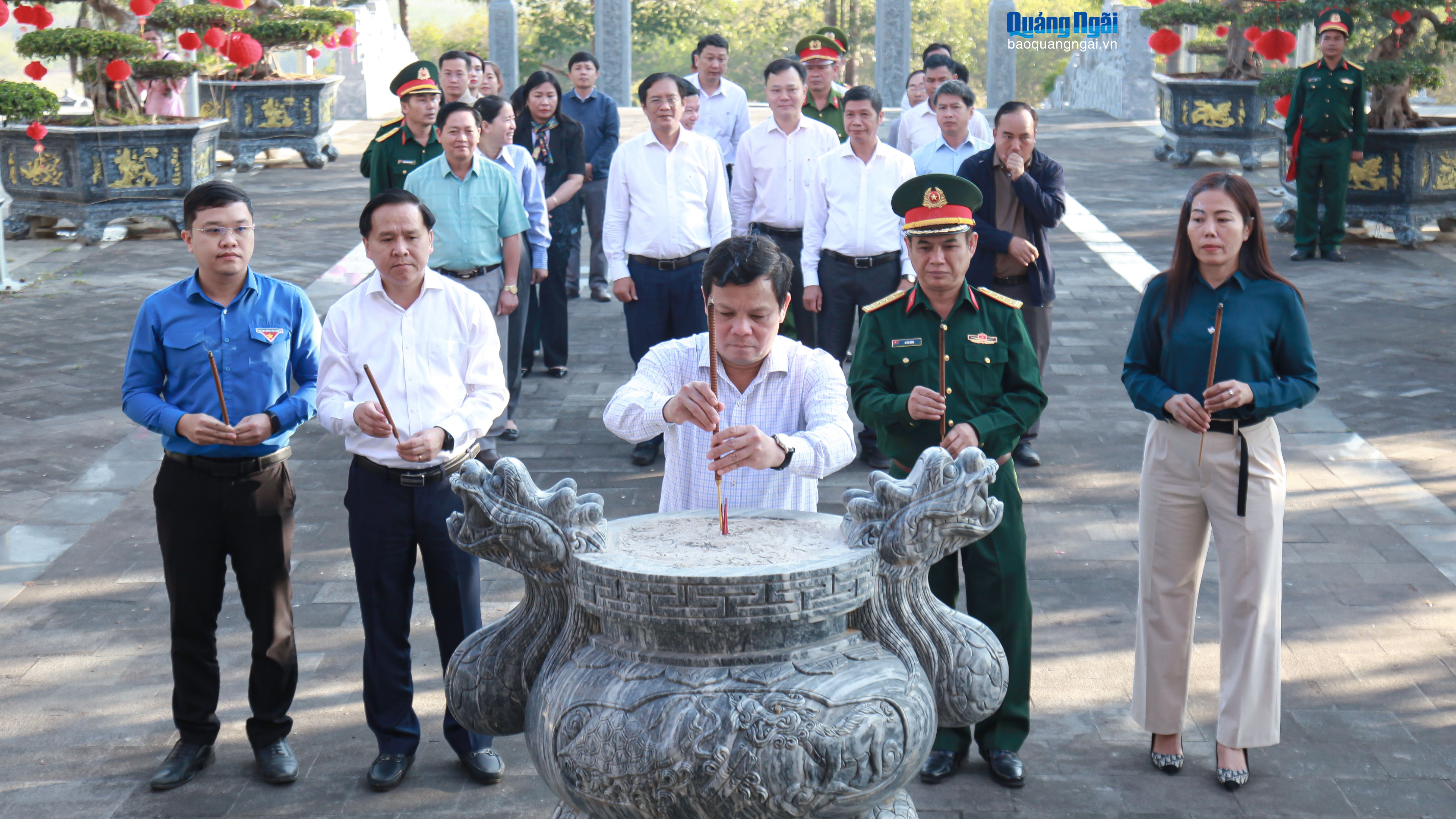 Phó Bí thư Tỉnh ủy, Chủ tịch HĐND tỉnh Nguyễn Đức Tuy dâng hương tại các di tích lịch sử