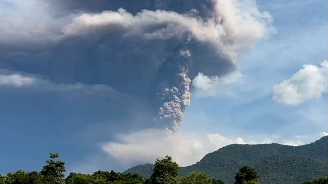 Núi lửa phun tro bụi, Indonesia phát cảnh báo cao nhất