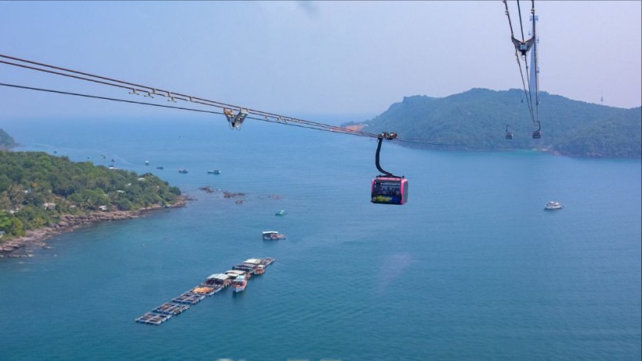 Trải nghiệm cáp treo ba dây vượt biển dài nhất thế giới