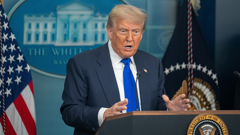 Tổng thống Mỹ tuyên bố sẽ áp thuế 100% với chip bán dẫn