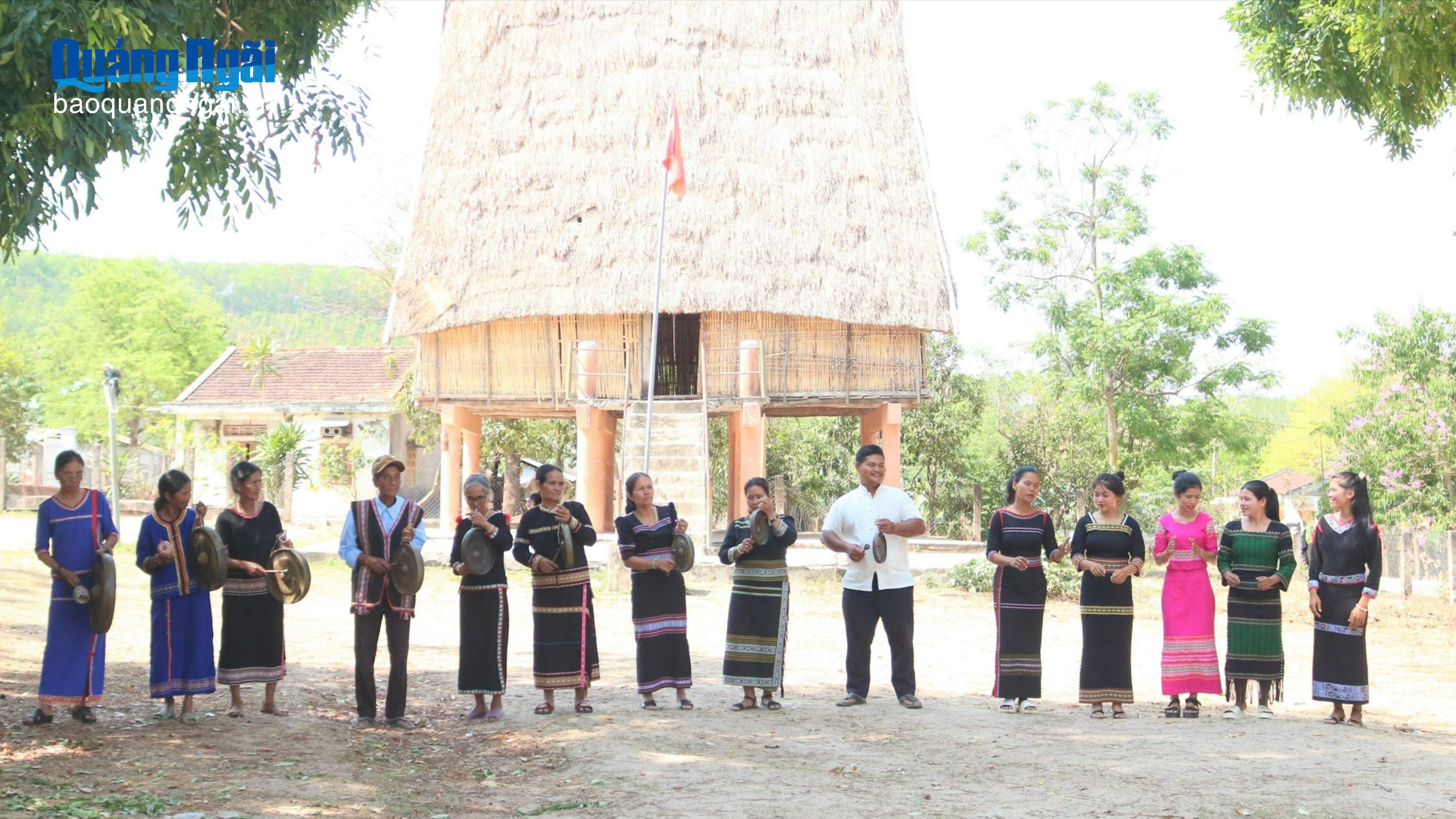 Sức sống mới từ đội cồng chiêng nữ