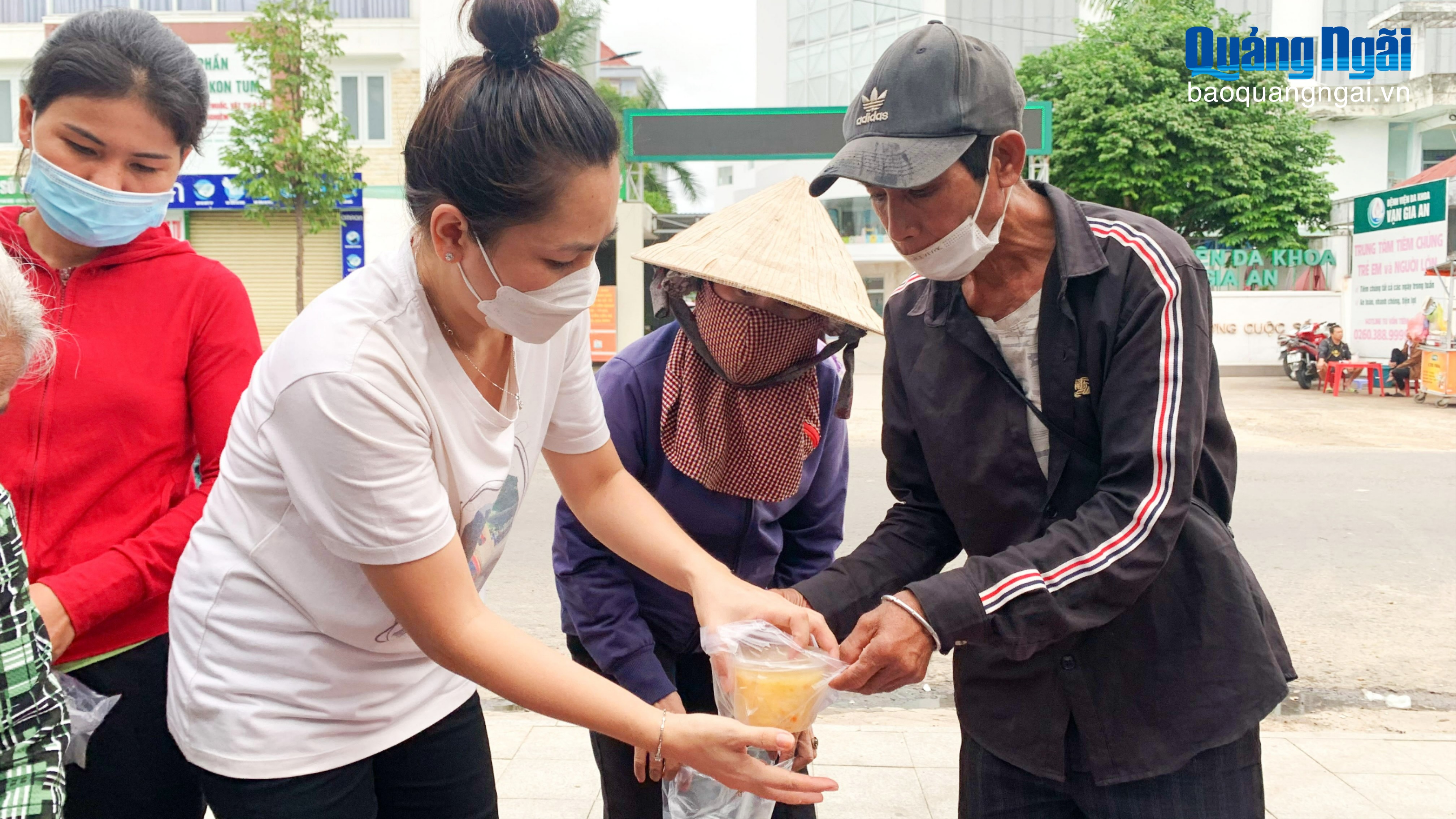 Nồi cháo yêu thương ấm lòng người bệnh