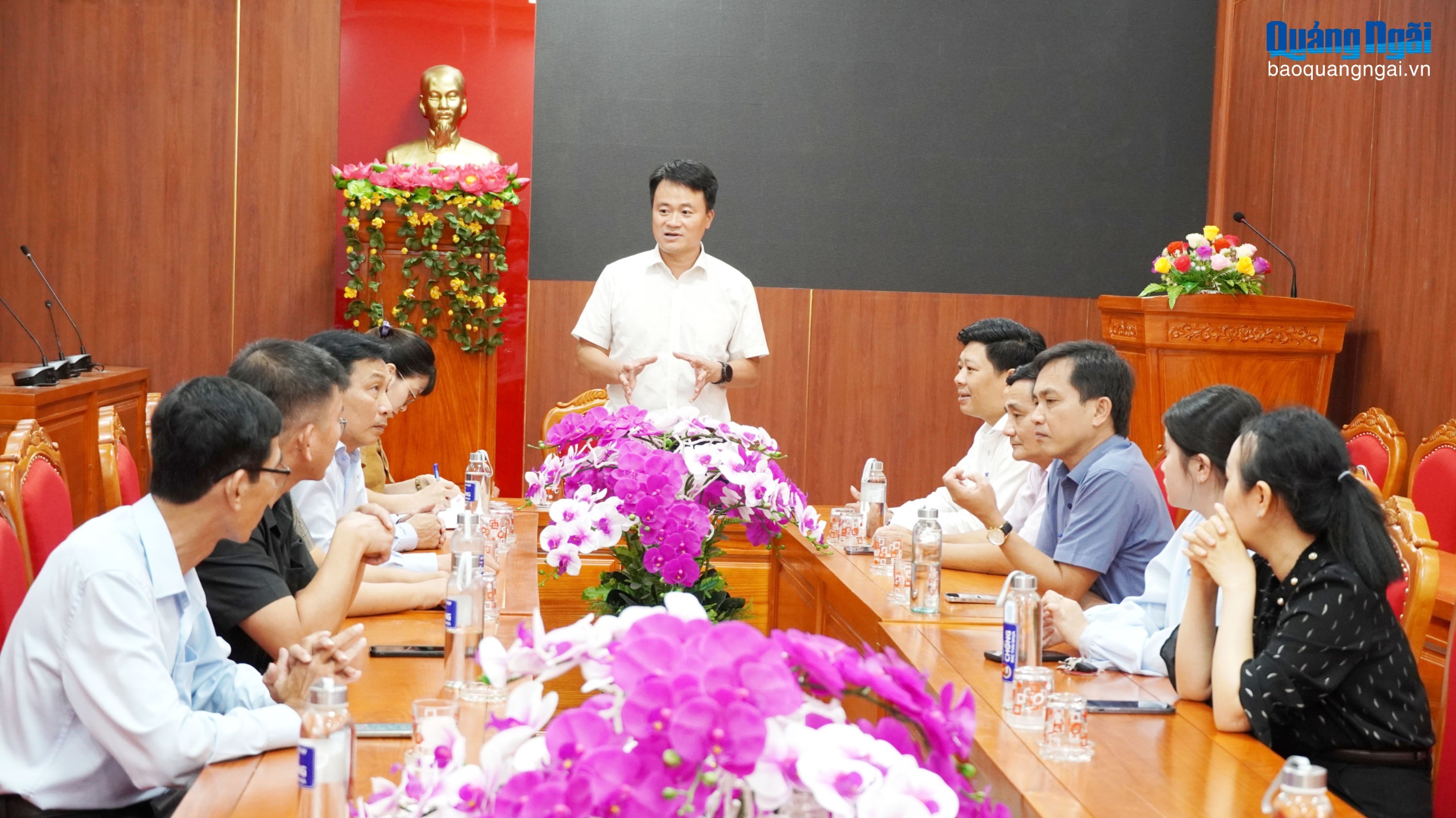 Đưa cán bộ chuyên môn về cơ sở