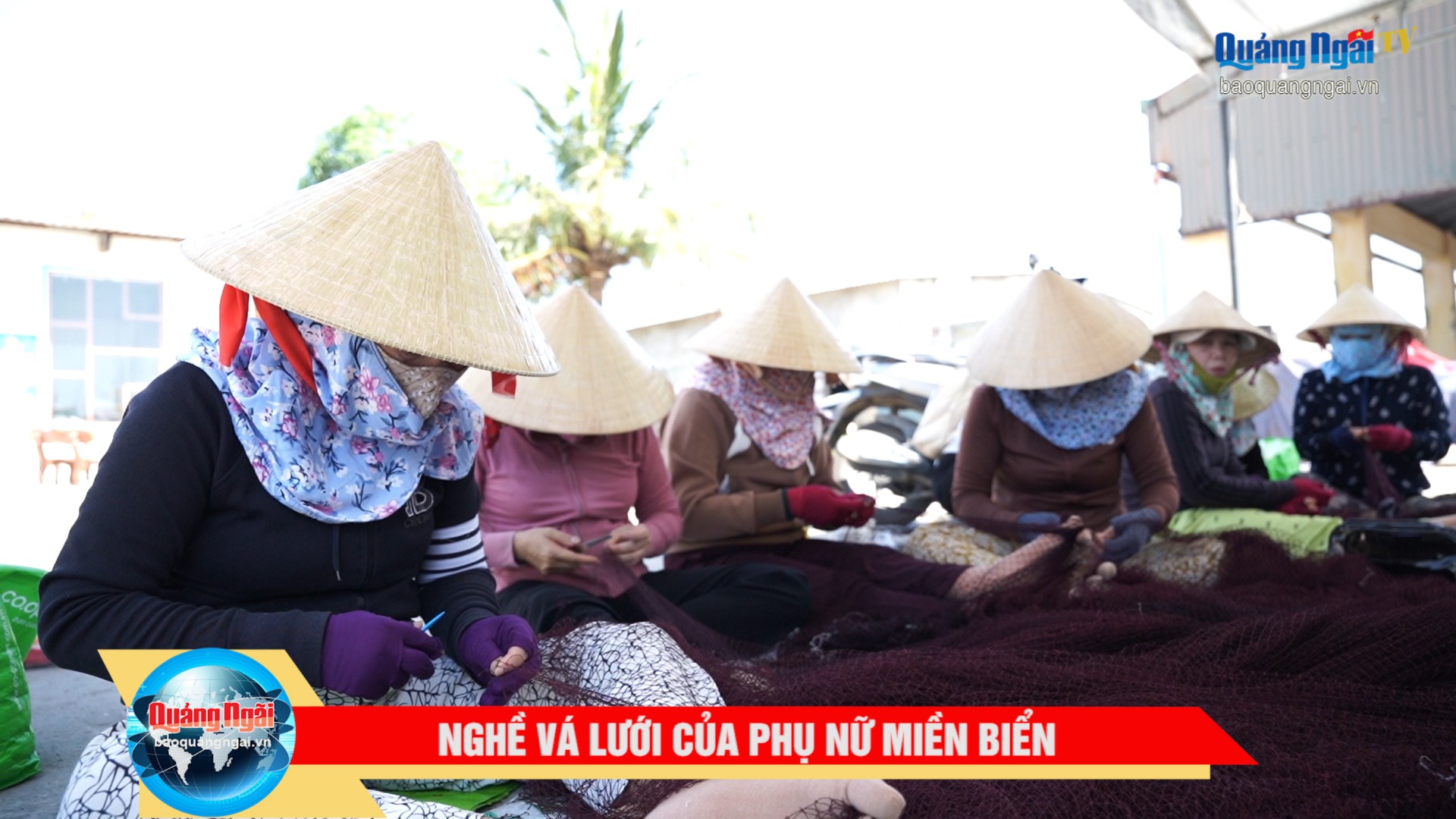 [Video]. Nghề vá lưới của phụ nữ miền biển