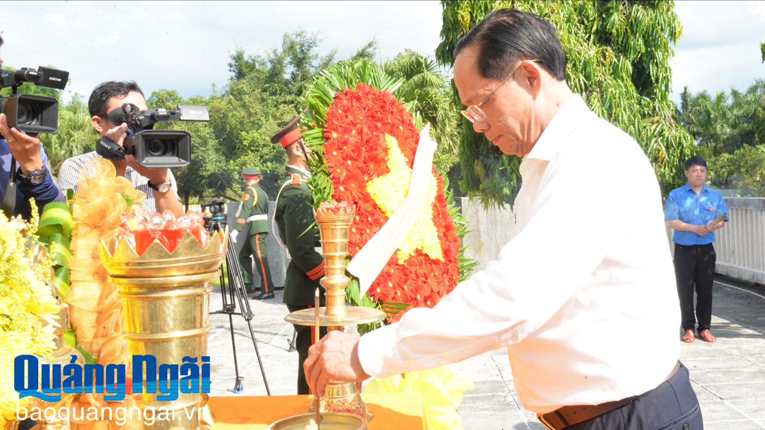 Phó Chủ tịch Quốc hội Trần Quang Phương viếng Nghĩa trang Liệt sĩ núi Thiên Bút