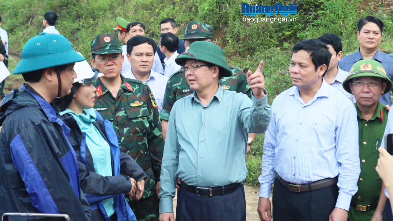 Phó Thủ tướng Chính phủ Hồ Quốc Dũng kiểm tra công tác khắc phục sạt lở tại Quảng Ngãi