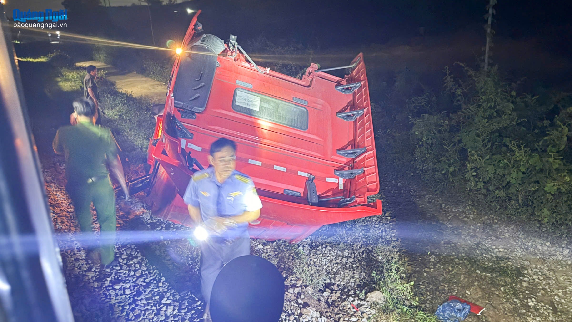 Xe container gãy đôi sau khi va chạm với tàu SE8