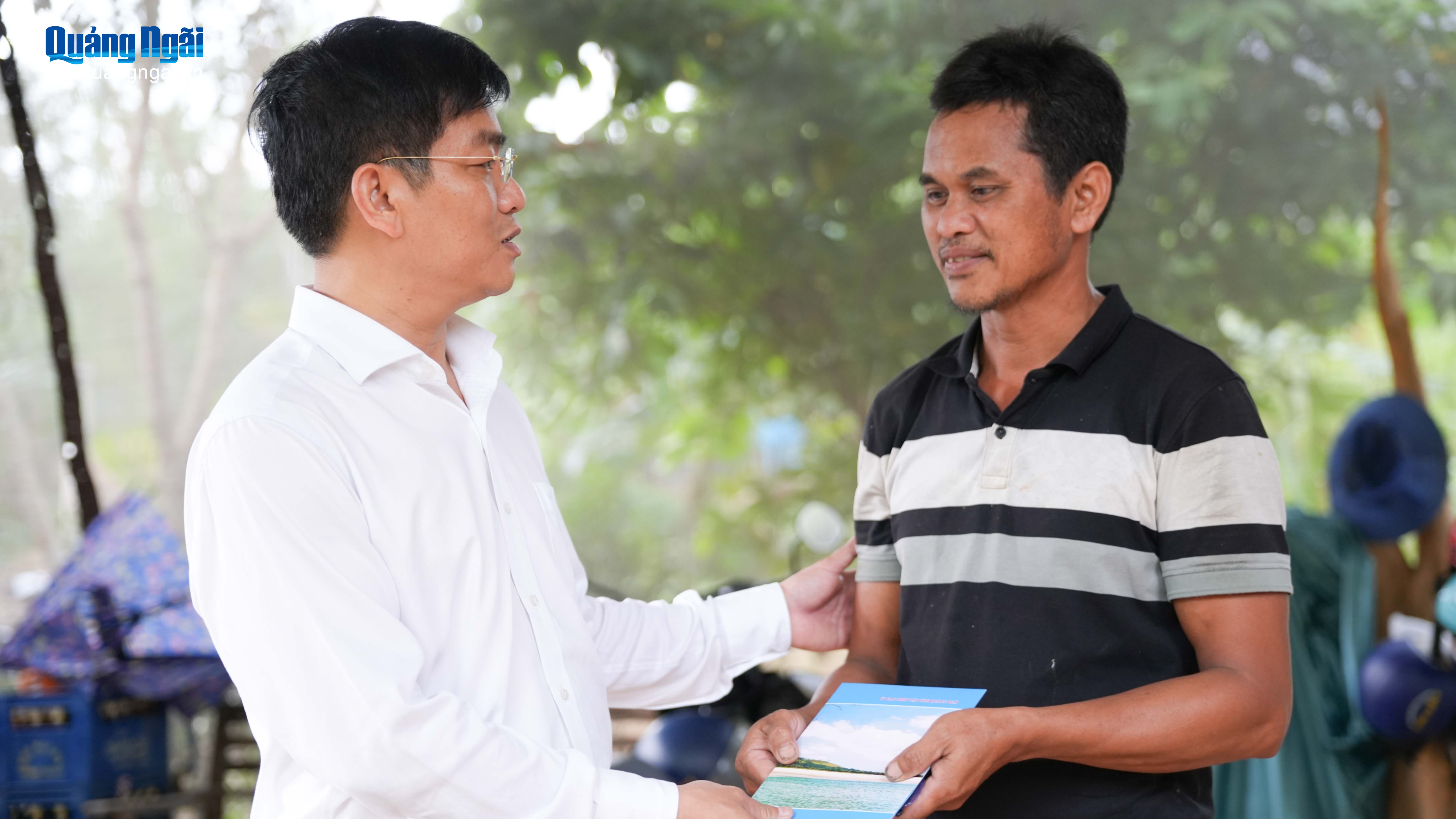 Thăm hỏi, động viên người dân bị ảnh hưởng lốc xoáy, sạt lở đất