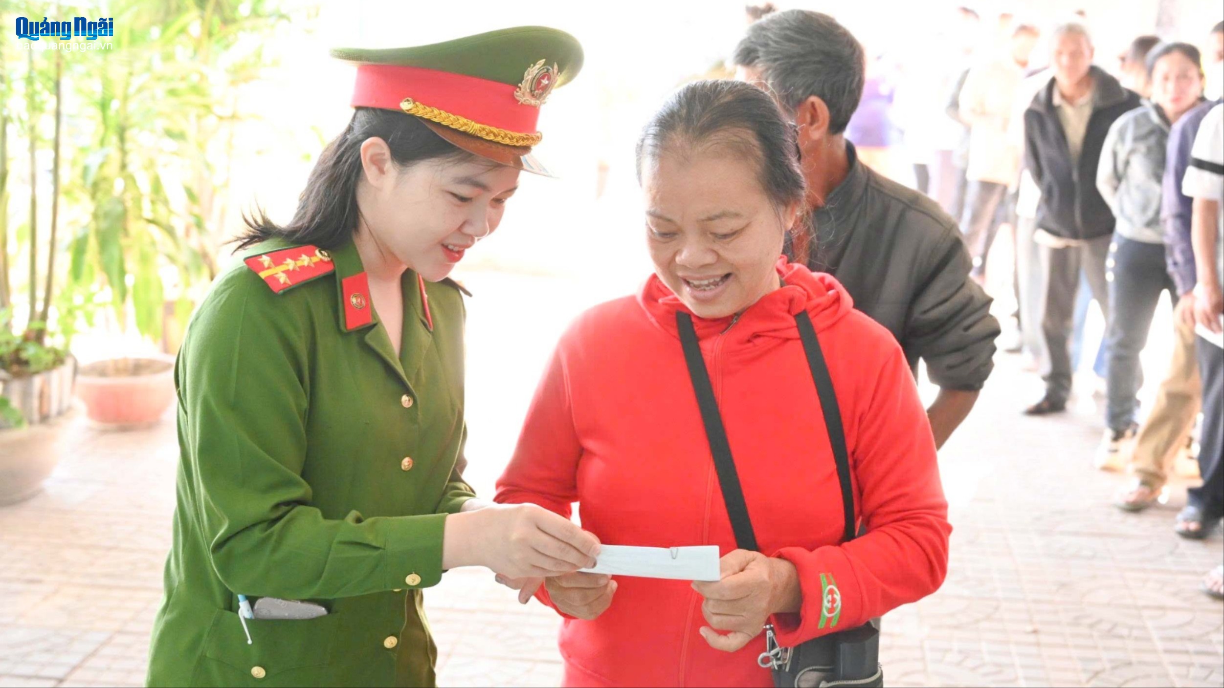 [Ảnh]. Chiến sĩ công an tận tụy trong ngày hội non sông