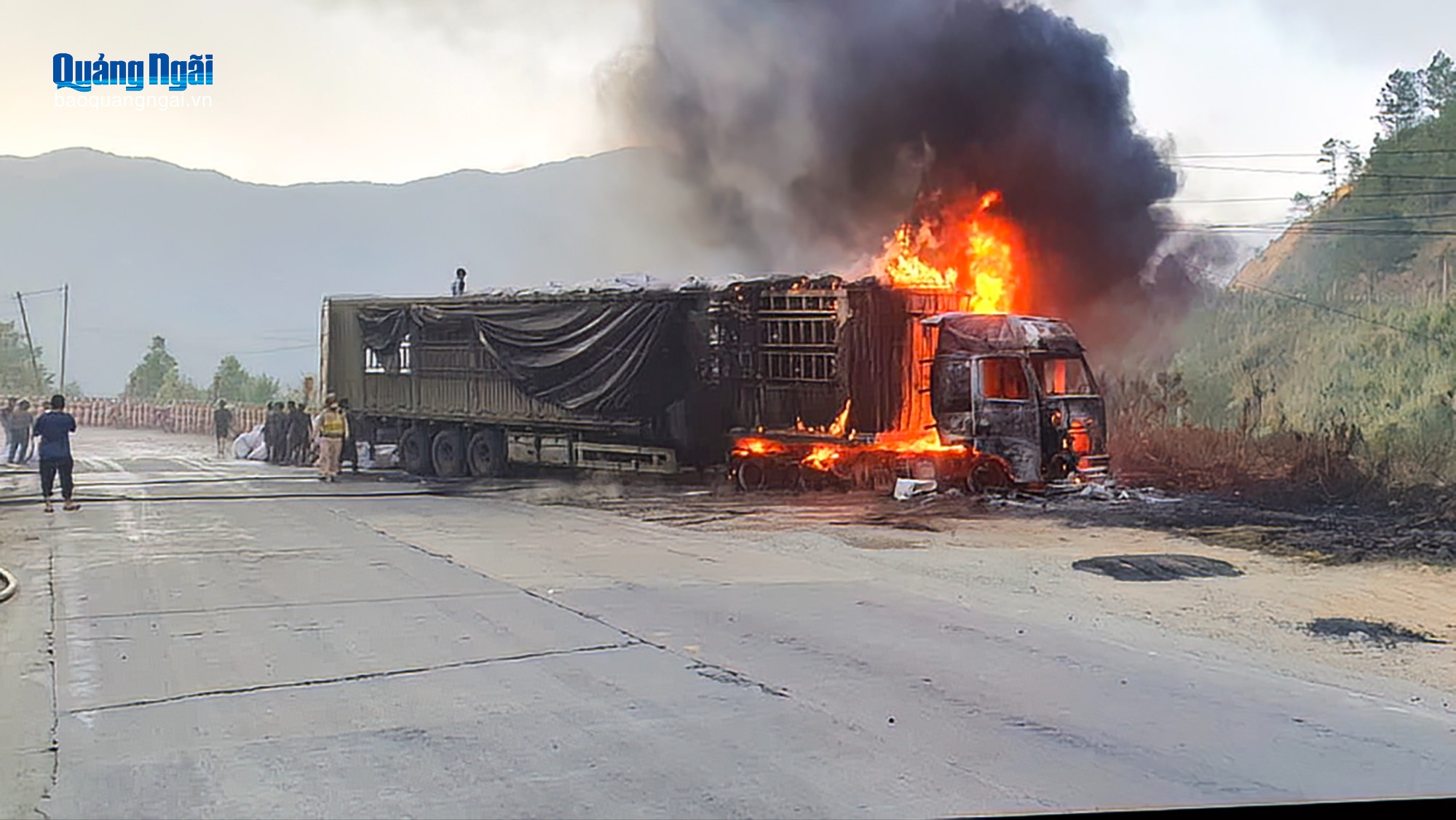 Xe tải bốc cháy dữ dội trên đèo Lò Xo