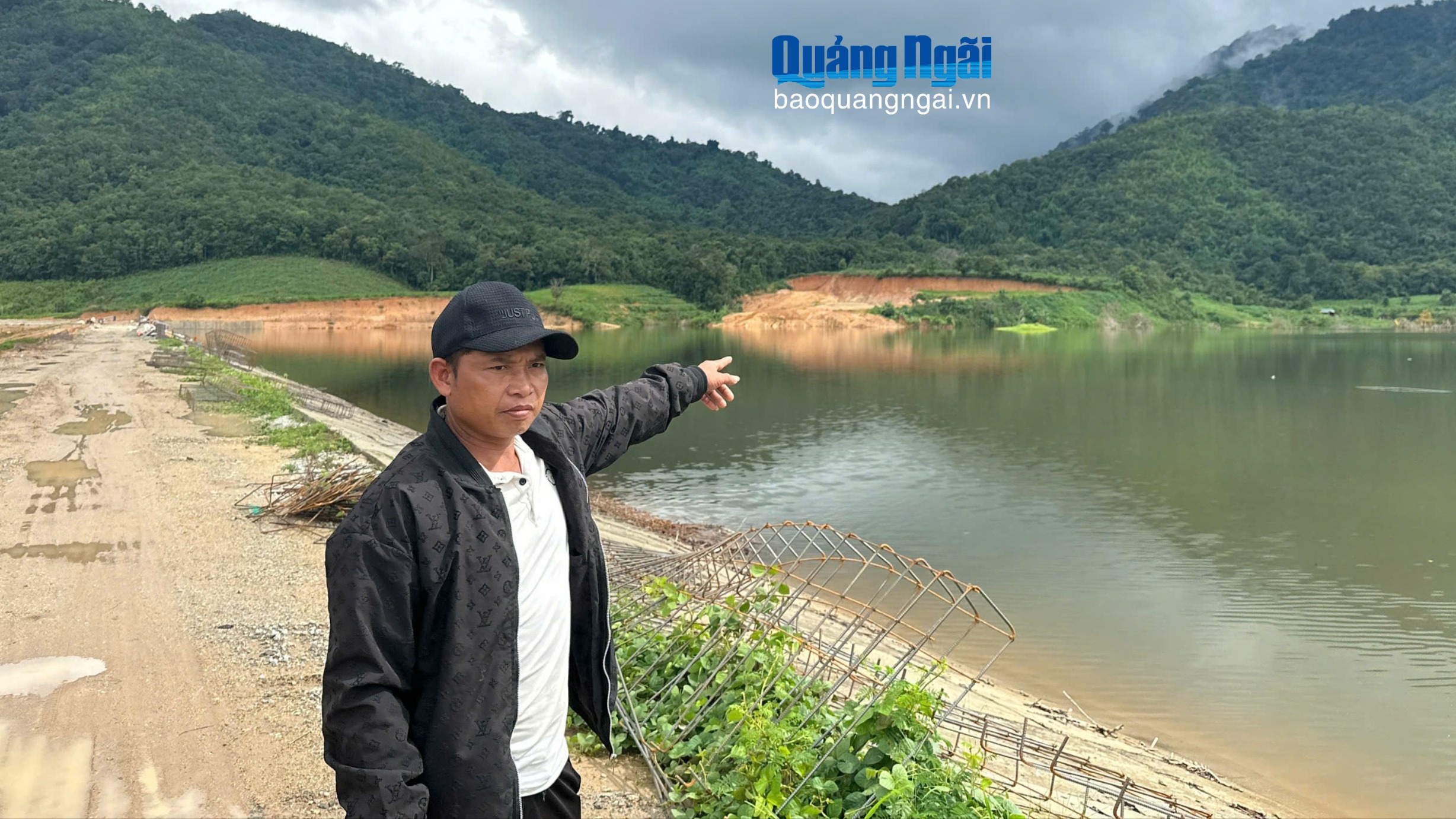 Thi công hồ chứa, mất đường vào khu sản xuất của người dân