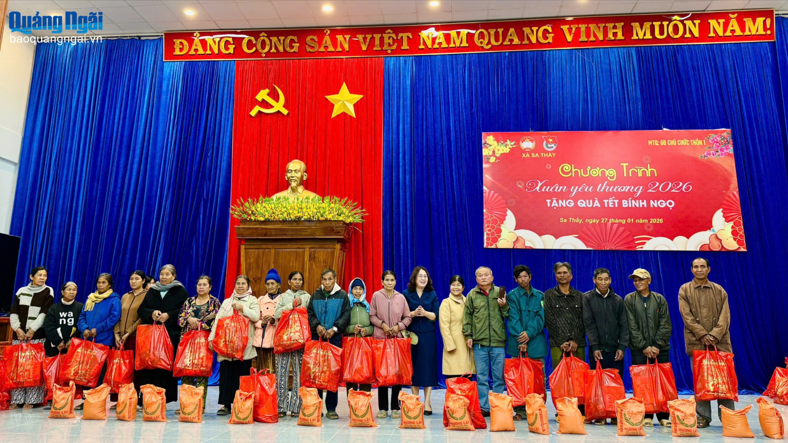 Tặng 200 suất quà cho người dân xã Sa Thầy