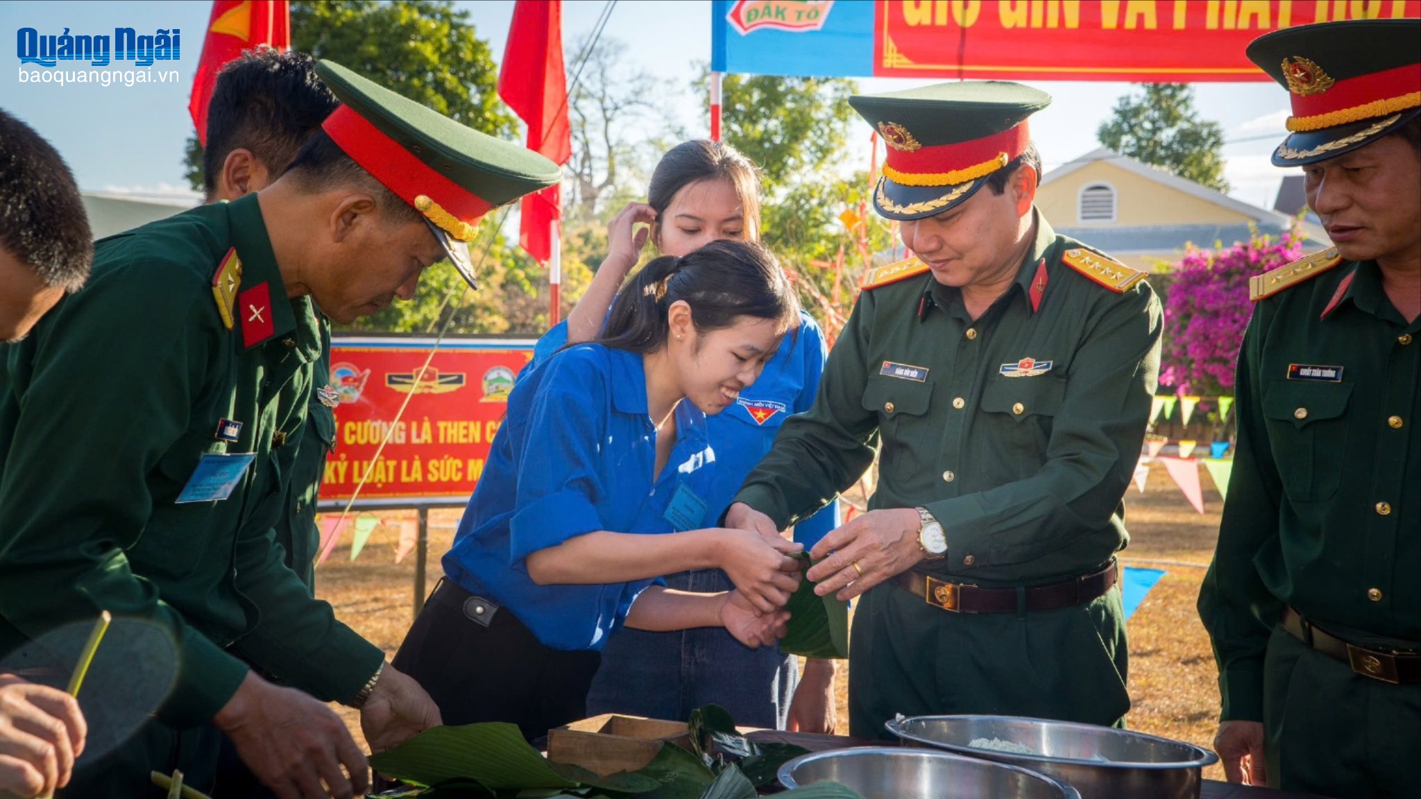 Gói bánh mừng xuân tại Sư đoàn 10