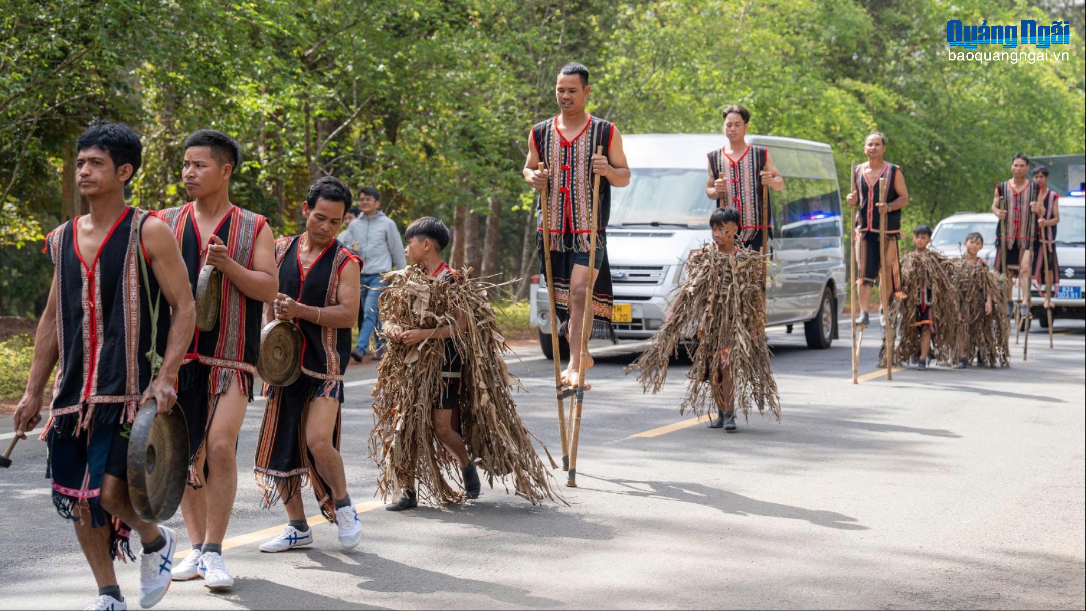 Tưng bừng Lễ hội đường phố Măng Đen