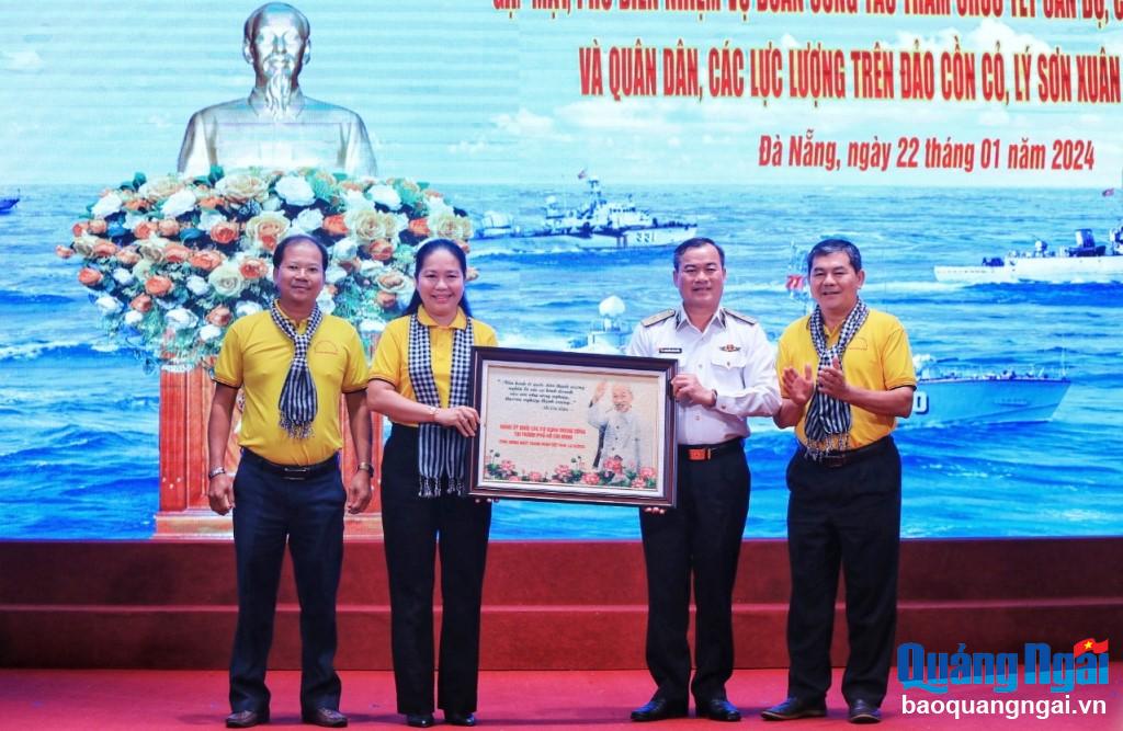 Thăm, chúc Tết cán bộ, chiến sĩ, nhân dân huyện đảo Cồn Cỏ và Lý Sơn