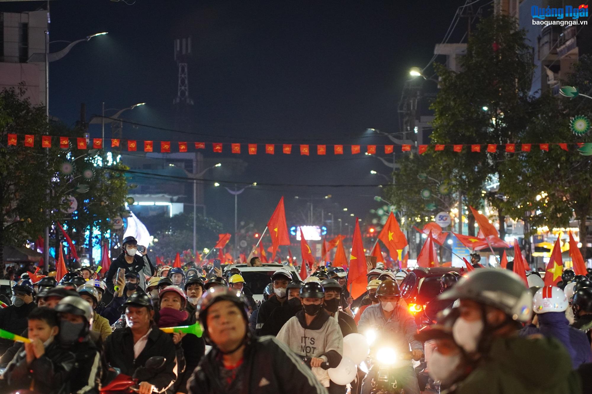 Cổ động viên Quảng Ngãi “đi bão” mừng Việt Nam vô địch ASEAN Cup 2024
