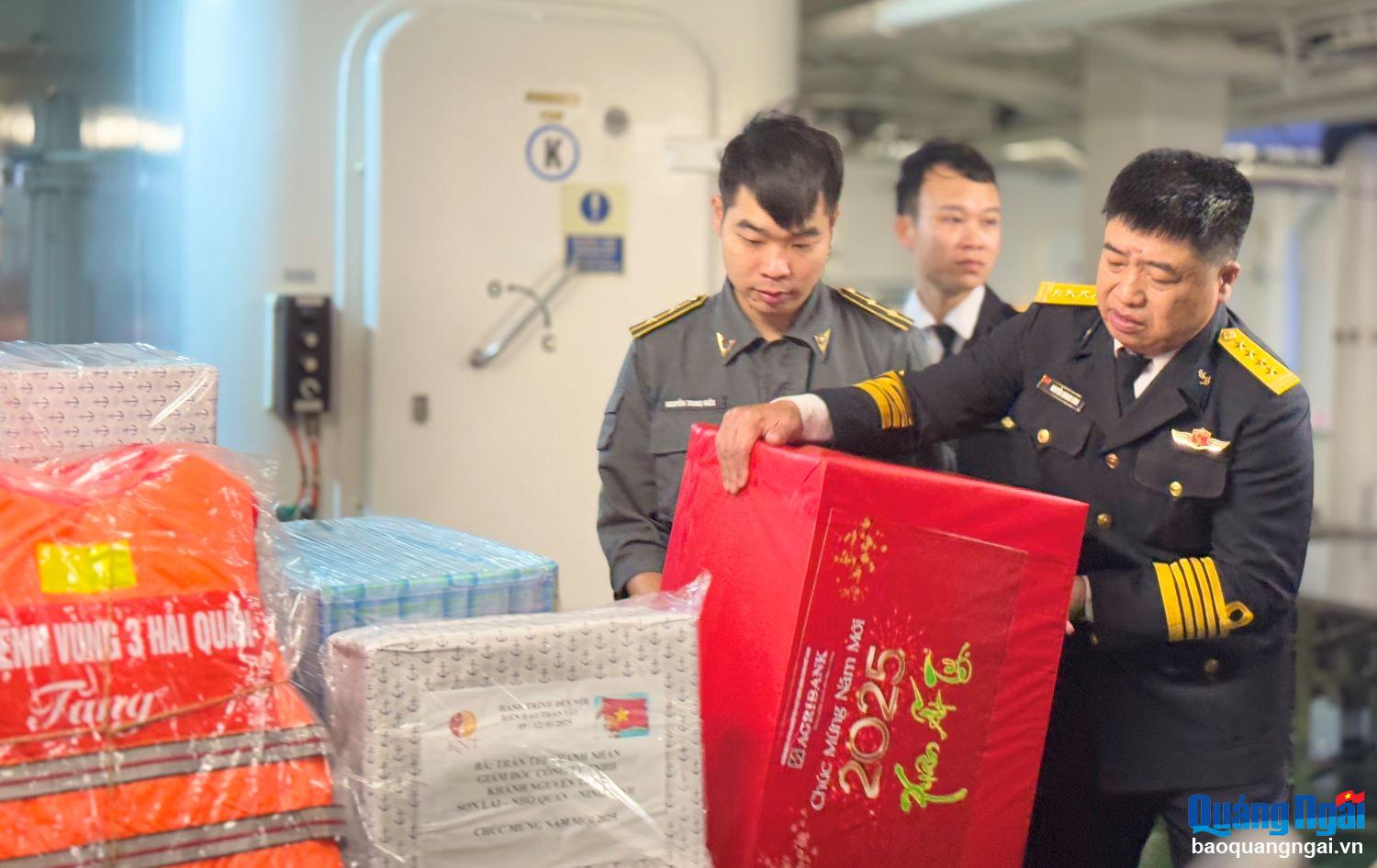 Chúc Tết, tặng quà quân dân huyện đảo Cồn Cỏ bằng hình thức trực tuyến