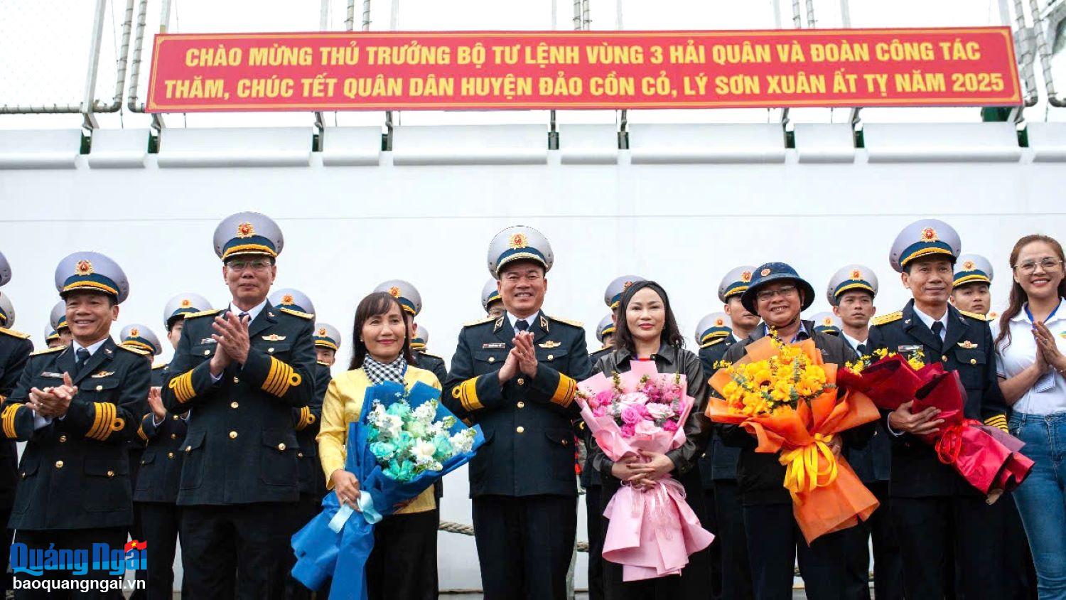 “Mang Tết” ra với cán bộ, chiến sĩ và nhân dân đảo Cồn Cỏ, Lý Sơn 