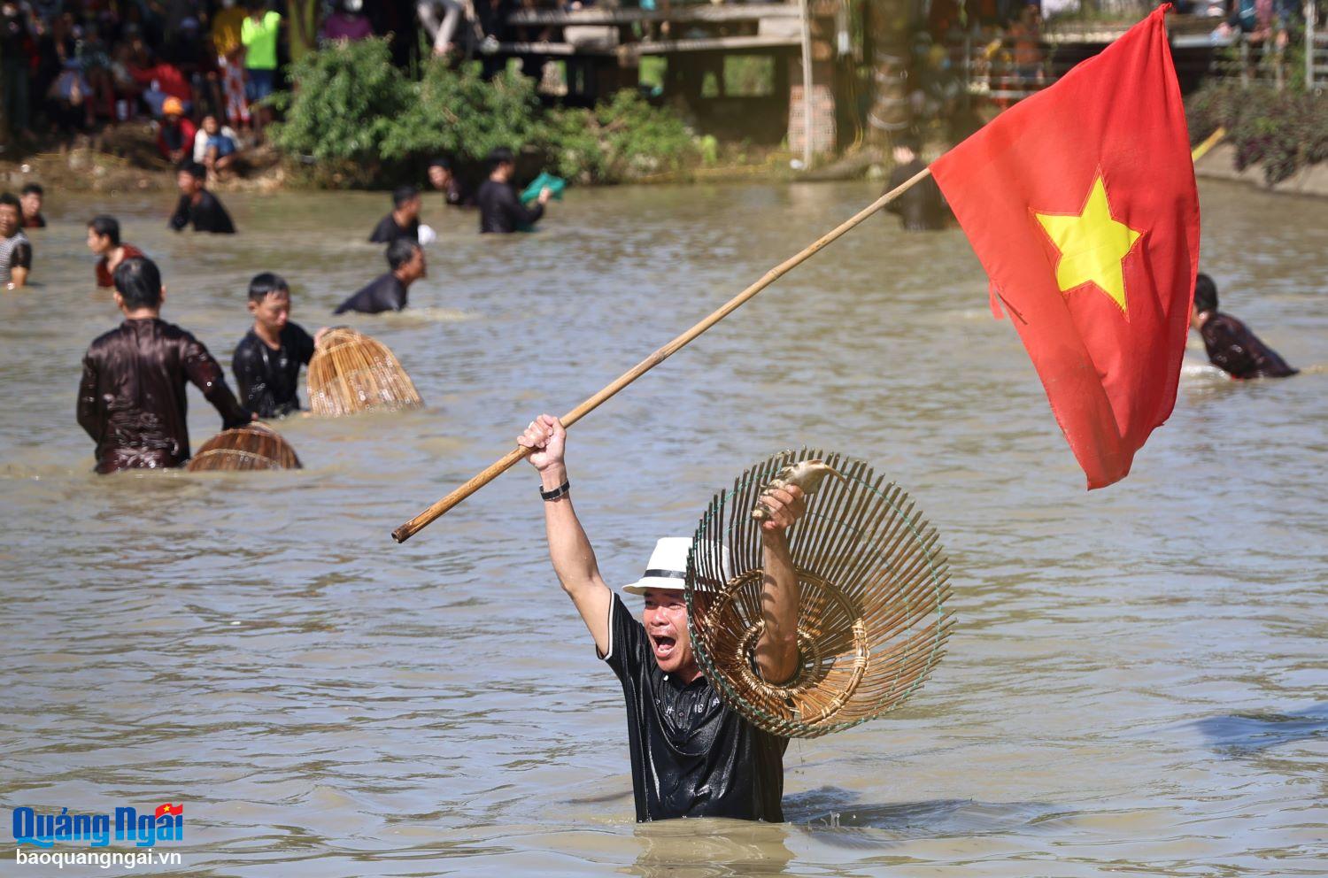 Lễ hội úp nơm bắt cá ngày Xuân