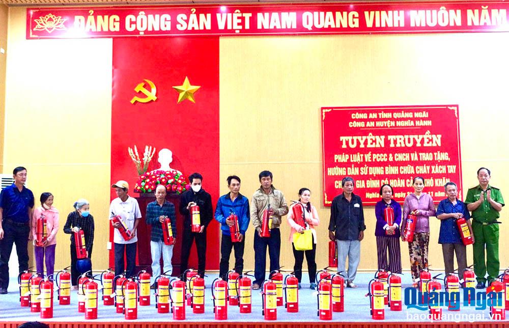 Tặng bình chữa cháy cho 400 hộ dân có hoàn cảnh khó khăn