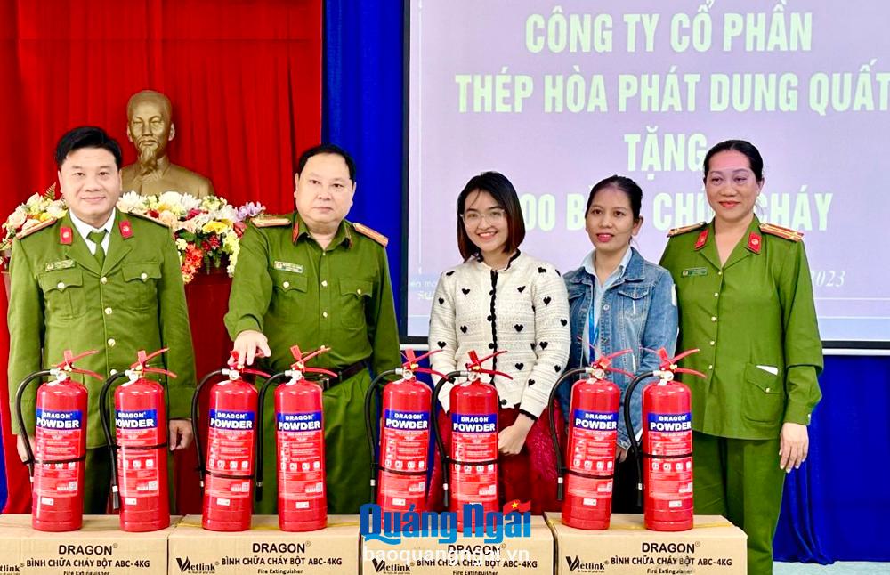 Tiếp nhận 600 bình chữa cháy để tặng cho hộ nghèo