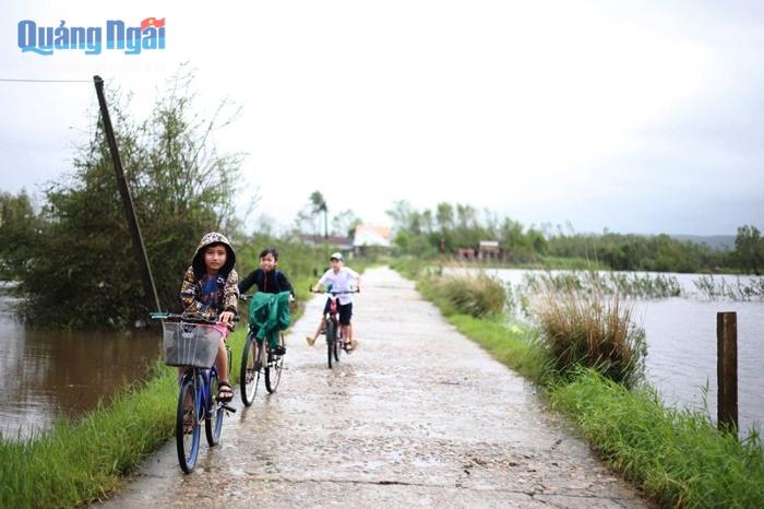 Mong mỏi nâng cấp con đường vào làng cô lập