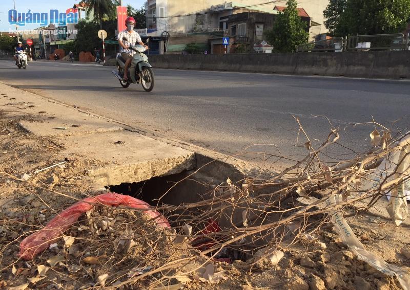 Tư Nghĩa: Bất an với nắp cống vỡ nát trên Quốc lộ 1