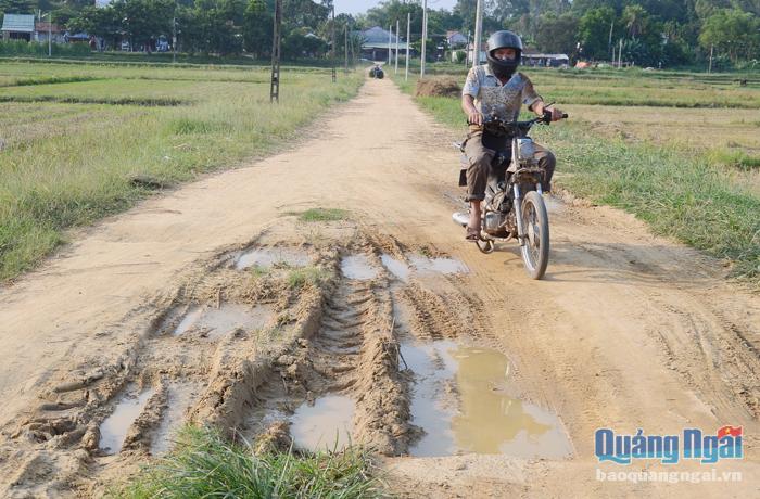 Đường bê tông thành đường đất khi dồn điền đổi thửa