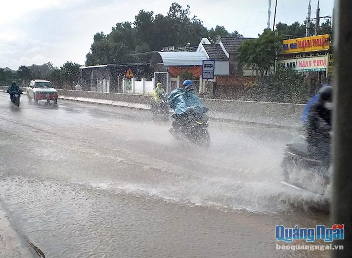 Đường biến "thành sông"