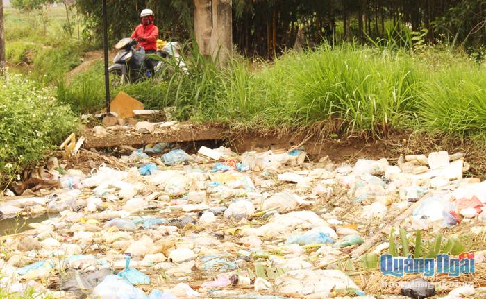 Rác thải tràn ngập kênh dẫn nước