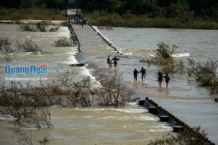 Bất chấp nguy hiểm vượt qua bờ tràn Thạch Nham